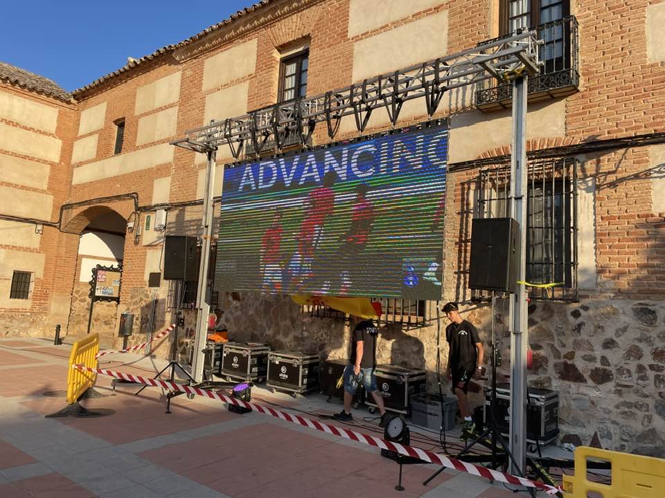 Montaje de pantalla led para la final de la Eurocopa en San Carlos del Valle, JS producciones.